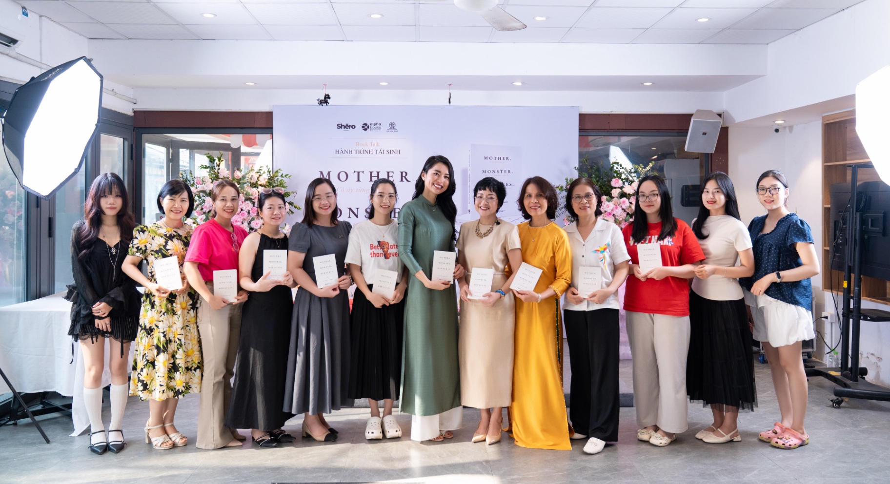 Natalie Ngọc Anh và MC Thảo Vân tại Book Talk MMM