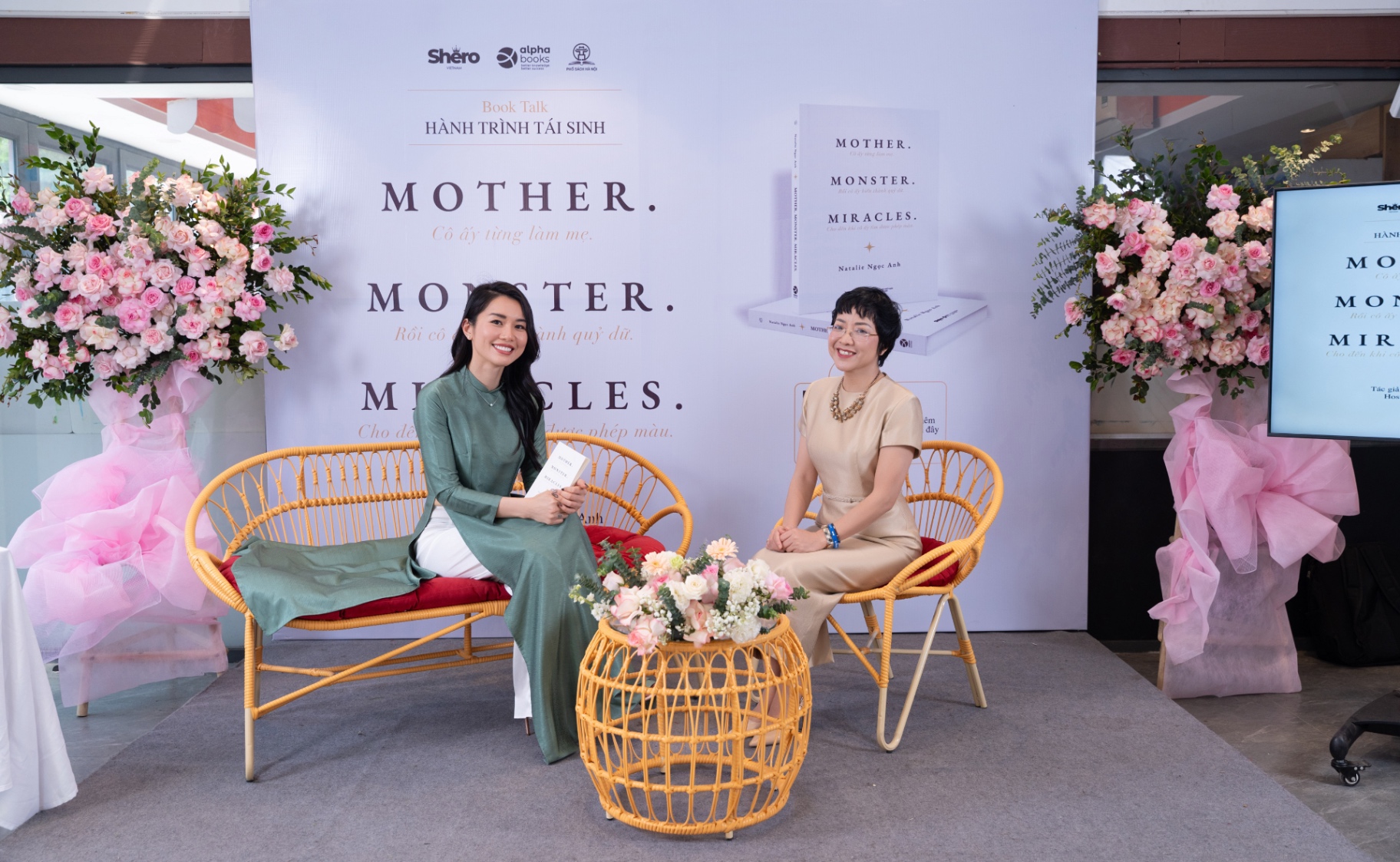 Natalie Ngọc Anh và MC Thảo Vân tại Book Talk MMM
