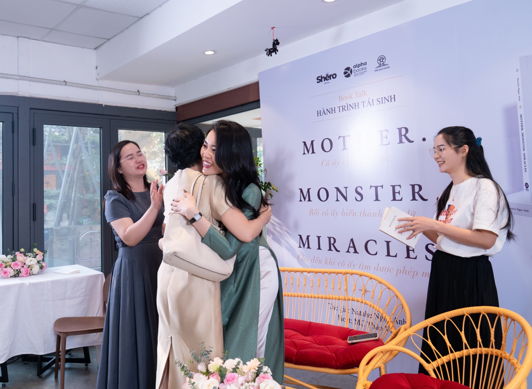 Natalie Ngọc Anh và MC Thảo Vân tại Book Talk MMM