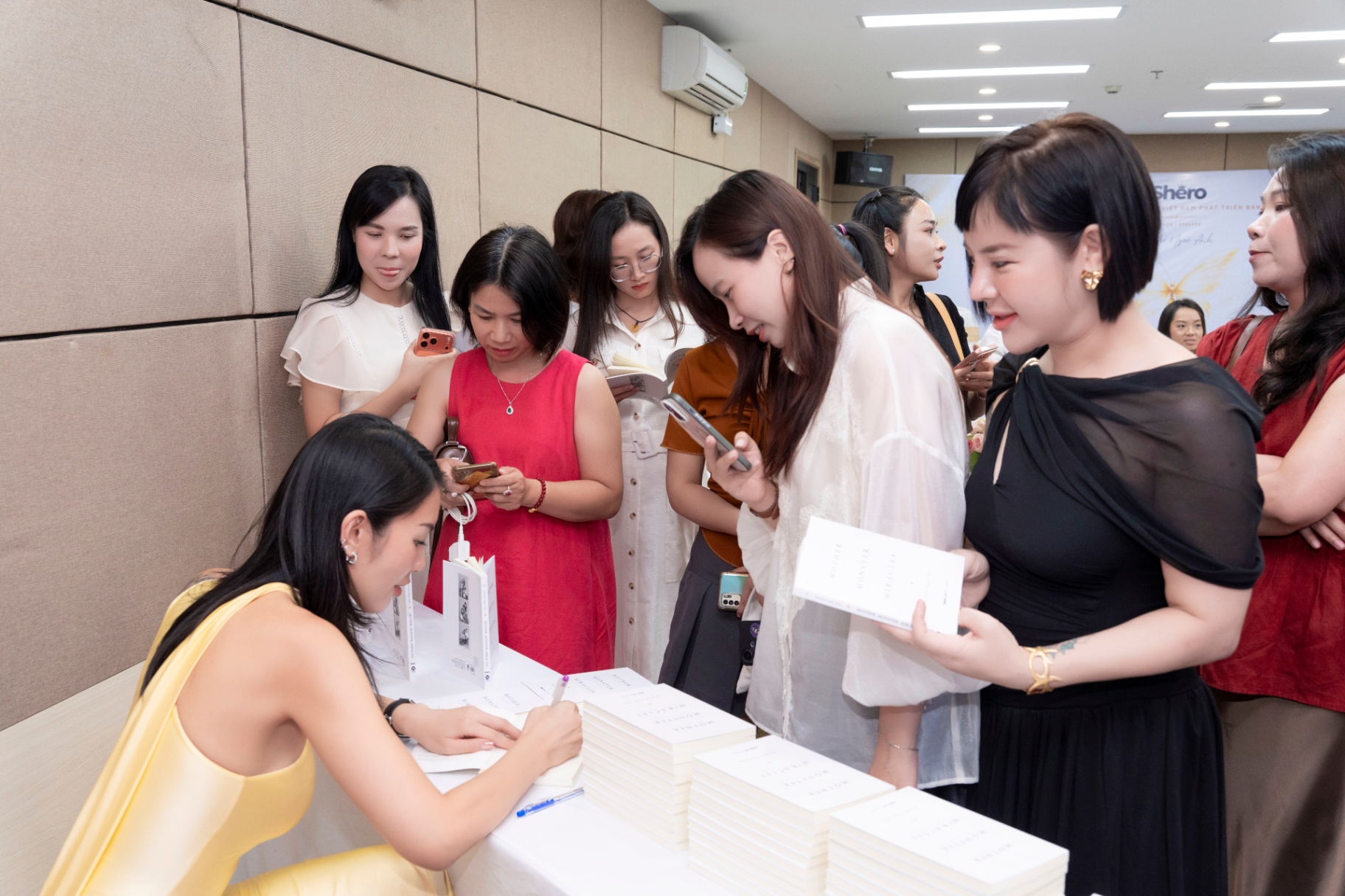 Natalie Ngọc Anh ký tặng sách cho độc giả tại Hà Nội.