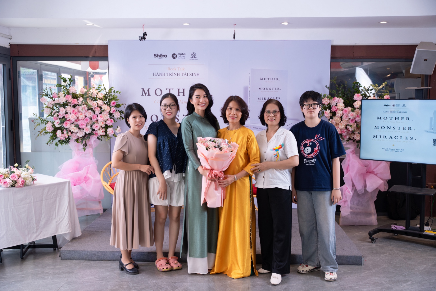 Natalie Ngọc Anh và MC Thảo Vân tại Book Talk MMM