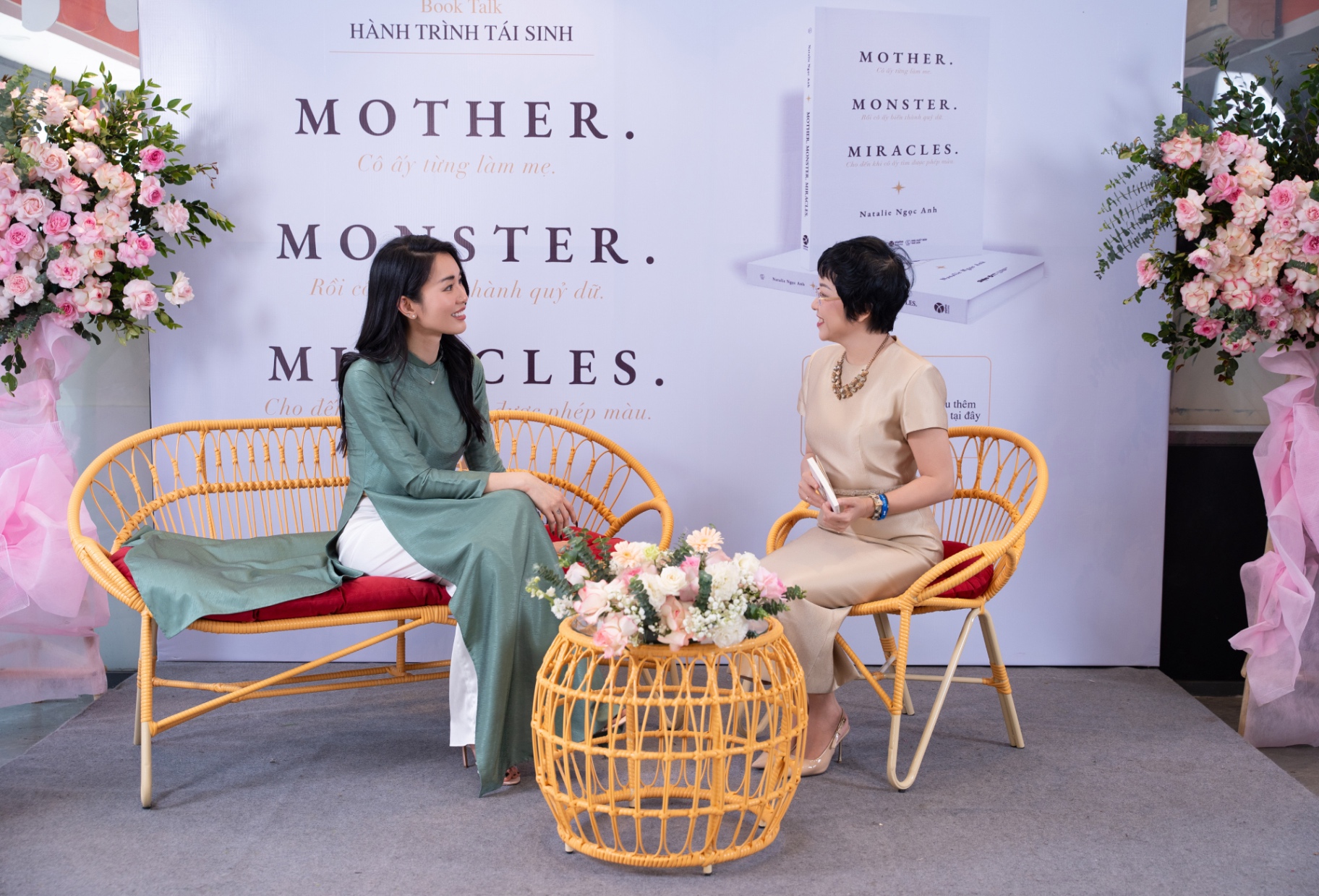 Natalie Ngọc Anh và MC Thảo Vân tại Book Talk MMM