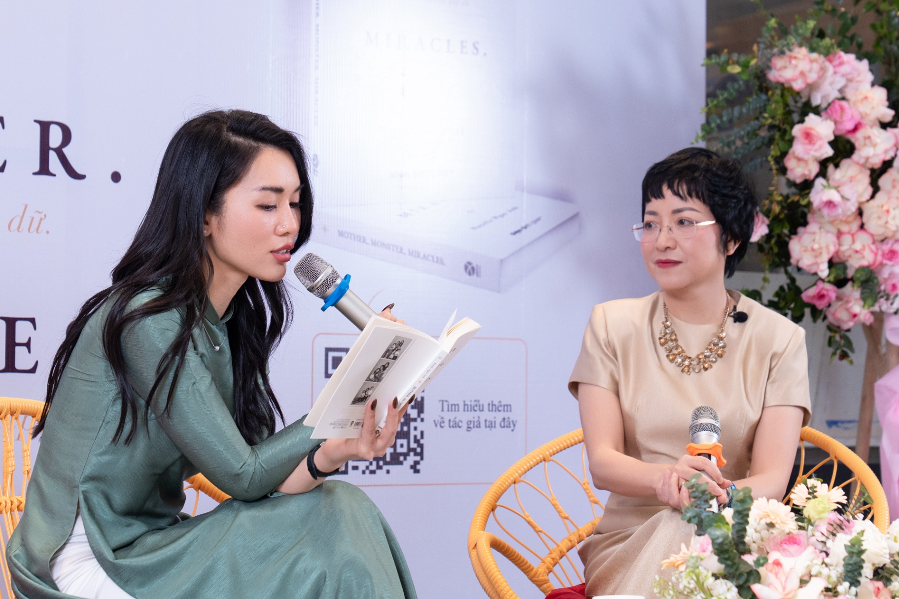 Natalie Ngọc Anh và MC Thảo Vân tại Book Talk MMM
